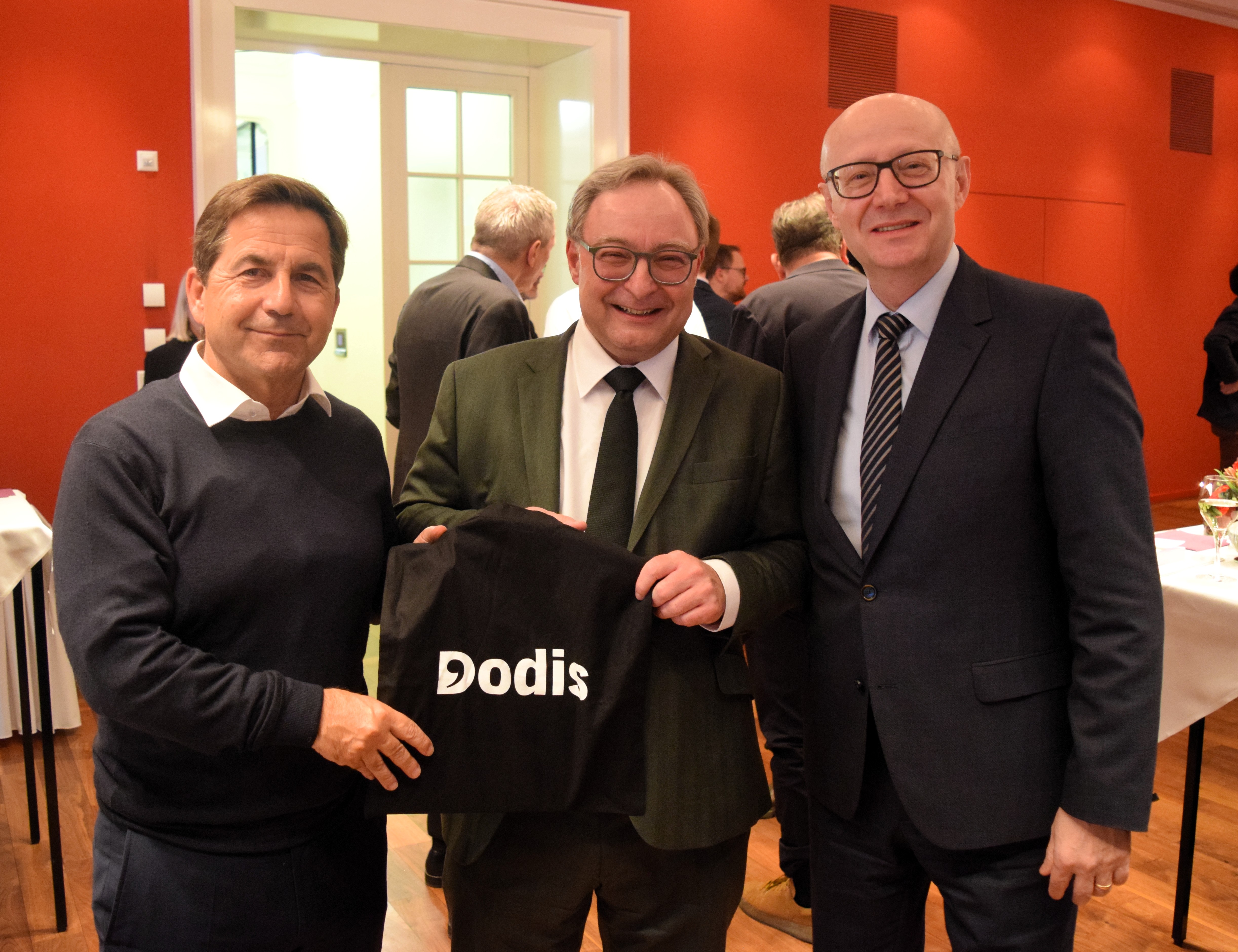 v.l.n.r.: alt Bundeskanzler Walter Thurnherr, Dodis-Direktor Sacha Zala und Bundeskanzler Viktor Rossi