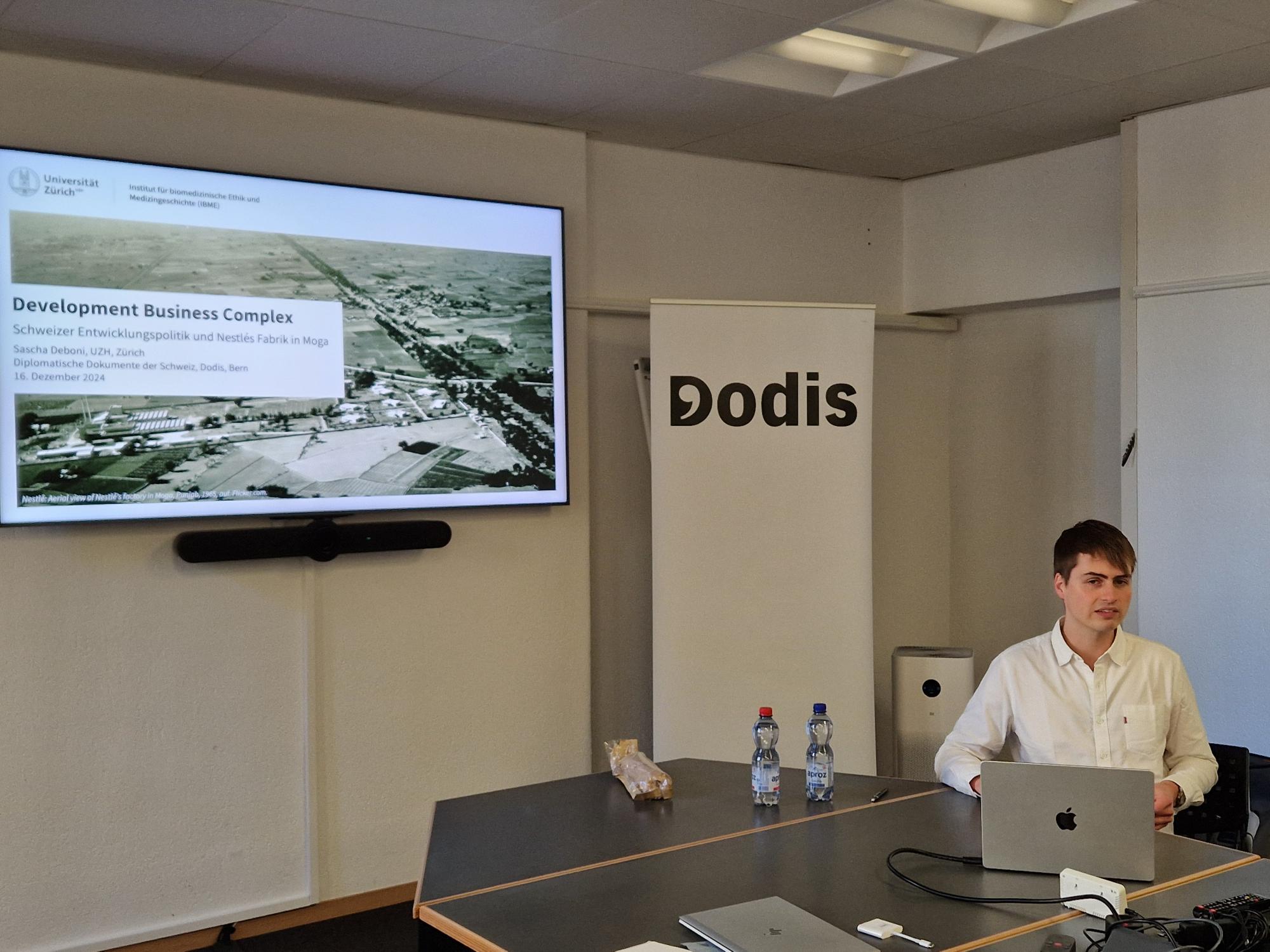 Sascha Deboni präsentiert seine Masterarbeit.