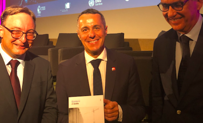  Bundesrat Ignazio Cassis mit dem neuen Buch der Reihe Quaderni di Dodis, «Die Schweiz und die Konstruktion des Multilateralismus», Bd. 2, mit Dokumenten zur Geschichte des Völkerbundes, gemeinsam mit den Herausgebern Sacha Zala und Marc Perrenoud. 