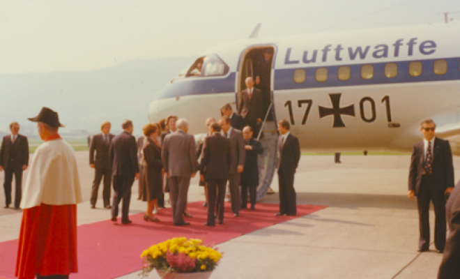 Am 22. September 1977 empfangen Bundespräsident K. Furgler und Bundesrat P. Graber den deutschen Bundespräsidenten W. Scheel sowie Bundesaussenminister H.-D. Genscher am Flughafen Belp. Quelle: dodis.ch/50276.