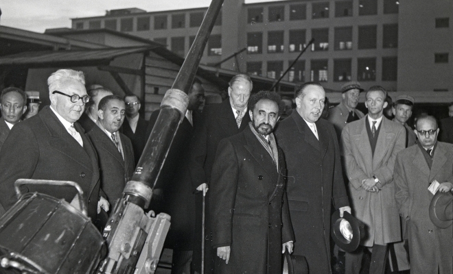 Emil Georg Bührle (hinten, mit Gehstock) zeigt dem äthiopischen Kaiser Haile Selassie (Mitte) im November 1954 seine Kanonen (Björn Erik Lindros, ETH-Bildarchiv).