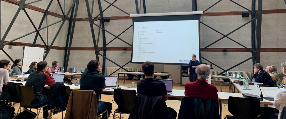 Christiane Sibille präsentiert die Provider von Metagrid