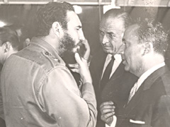 «Special Relationship»: Kubas Ministerpräsident Fidel Castro 1964 im Gespräch mit dem schweizerischen Botschafter Emil Stadelhofer (rechts). Quelle: dodis.ch/40943 «Special Relationship»: Kubas Ministerpräsident Fidel Castro 1964 im Gespräch mit dem schweizerischen Botschafter Emil Stadelhofer (rechts). Quelle: dodis.ch/40943