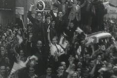 In Genf wird der Waffenstillstand auf der Strasse euphorisch gefeiert. Schweizerische Filmwochenschau vom 11. Mai 1945 In Genf wird der Waffenstillstand auf der Strasse euphorisch gefeiert. Schweizerische Filmwochenschau vom 11. Mai 1945