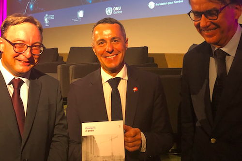 Bundesrat Ignazio Cassis mit dem neuen Buch der Reihe Quaderni di Dodis, «Die Schweiz und die Konstruktion des Multilateralismus», Bd. 2, mit Dokumenten zur Geschichte des Völkerbundes, gemeinsam mit den Herausgebern Sacha Zala und Marc Perrenoud.   Bundesrat Ignazio Cassis mit dem neuen Buch der Reihe Quaderni di Dodis, «Die Schweiz und die Konstruktion des Multilateralismus», Bd. 2, mit Dokumenten zur Geschichte des Völkerbundes, gemeinsam mit den Herausgebern Sacha Zala und Marc Perrenoud.