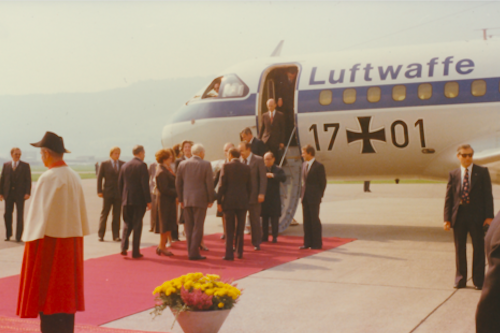 Am 22. September 1977 empfangen Bundespräsident K. Furgler und Bundesrat P. Graber den deutschen Bundespräsidenten W. Scheel sowie Bundesaussenminister H.-D. Genscher am Flughafen Belp. Quelle: dodis.ch/50276. Am 22. September 1977 empfangen Bundespräsident K. Furgler und Bundesrat P. Graber den deutschen Bundespräsidenten W. Scheel sowie Bundesaussenminister H.-D. Genscher am Flughafen Belp. Quelle: dodis.ch/50276.