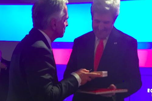 Consegna del regalo, pomeriggio del 17 gennaio 2017 al WEF di Davos. Foto: Damien Cottier. Didier Burkhalter consegna il regalo a John Kerry. Foto: Damien Cottier.