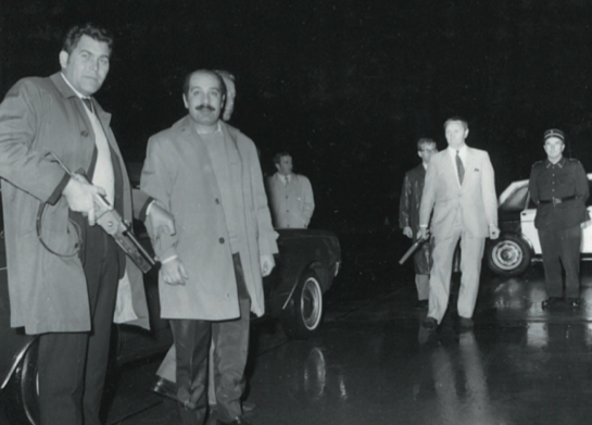 Unter polizeilicher Bewachung werden am 1. Oktber 1970 die drei palästinensischen Attentäter auf die El-Al-Maschine in Kloten ausgeflogen, um die Geiseln der gekaperten Swissair-Maschine in Zerqa freizukaufen. dodis.ch/35420 Unter polizeilicher Bewachung werden am 1. Oktber 1970 die drei palästinensischen Attentäter auf die El-Al-Maschine in Kloten ausgeflogen, um die Geiseln der gekaperten Swissair-Maschine in Zerqa freizukaufen. dodis.ch/35420