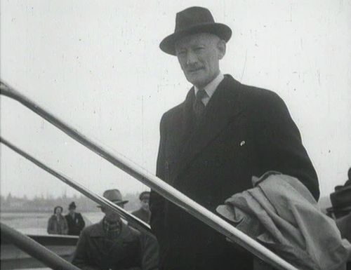 Delegationsleiter Minister Walter Stucki vor dem Abflug nach Washington. Schweizerische Filmwochenschau vom 22. März 1946, vgl. dodis.ch/dds/1169. Delegationsleiter Minister Walter Stucki vor dem Abflug nach Washington. Schweizerische Filmwochenschau vom 22. März 1946, vgl. dodis.ch/dds/1169.